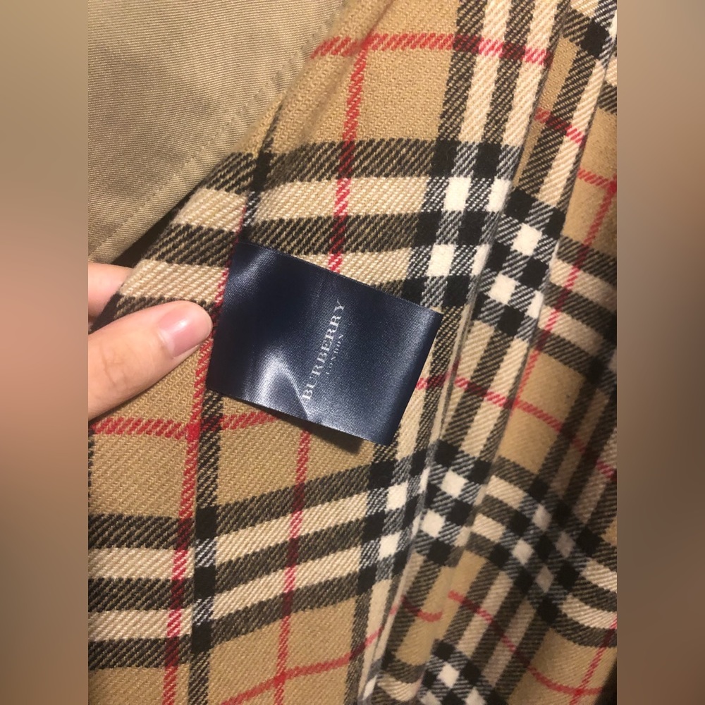 Burberry coat like new, I only use once. Inside have a removable vest - Picture 4 of 5
